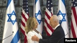 Menlu AS Hillary Clinton bersalaman dengan Presiden Israel Shimon Peres sebelum konferensi pers bersama di Yerusalem (16/7). 