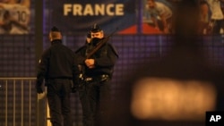 មន្ត្រី​ប៉ូសិស​យាមត្បាត​នៅ​ខាង​ក្រៅ​ស្តាត Stade de France បន្ទាប់​ពី​មាន​ការ​ផ្ទុះ កាលពី​ថ្ងៃទី១៤ ខែវិច្ឆិកា ឆ្នាំ២០១៥។