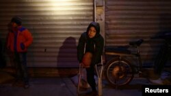 Des enfants qui attendent l'évacuation de Douma dans la Ghouta orientale, en Syrie, le 27 décembre 2017.