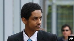 Robel Phillipos, teman kuliah tersangka pemboman Boston Marathon Dzhokhar Tsarnaev, tiba di pengadilan Boston, Mei 2014. (AP/Steven Senne)