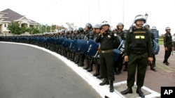 រូប​ឯកសារ៖ មន្ត្រី​ប៉ូលិស​បង្ក្រាប​កុប្បកម្ម​ឈរ​រង់​ចាំ​បាតុករ​គណបក្ស​ប្រឆាំង​ដែល​ដង្ហែ​រ​ទៅ​ទី​ស្នាក់ការ​សិទ្ធិ​មនុស្ស​របស់​អង្គការ​សហប្រជាជាតិ​ប្រចាំ​​នៅ​ទី​ក្រុង​ភ្នំពេញ ​​កាល​ពី​ថ្ងៃ​ទី​២៣ ខែ​តុលា ឆ្នាំ​២០១៣។​