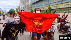 Les manifestants portent des drapeaux et affichent le salut à trois doigts lors d'une manifestation contre le dirigeant de l'armée birmane Min Aung Hlaing le jour de son anniversaire à Mandalay, Myanmar, le 3 juillet 2021. (REUTERS)