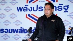 មេដឹកនាំ​គណបក្ស Palang Pracharat គឺ​លោក Uttama Savanayana អញ្ជើញ​ធ្វើ​សន្និសីទ​កាសែត​នៅ​ទីស្នាក់ការ​កណ្តាល​របស់​បក្ស​ នៅ​ក្នុង​ក្រុង​បាងកក ប្រទេស​ថៃ កាលពី​ថ្ងៃទី២៧ ខែមីនា ឆ្នាំ២០១៩។