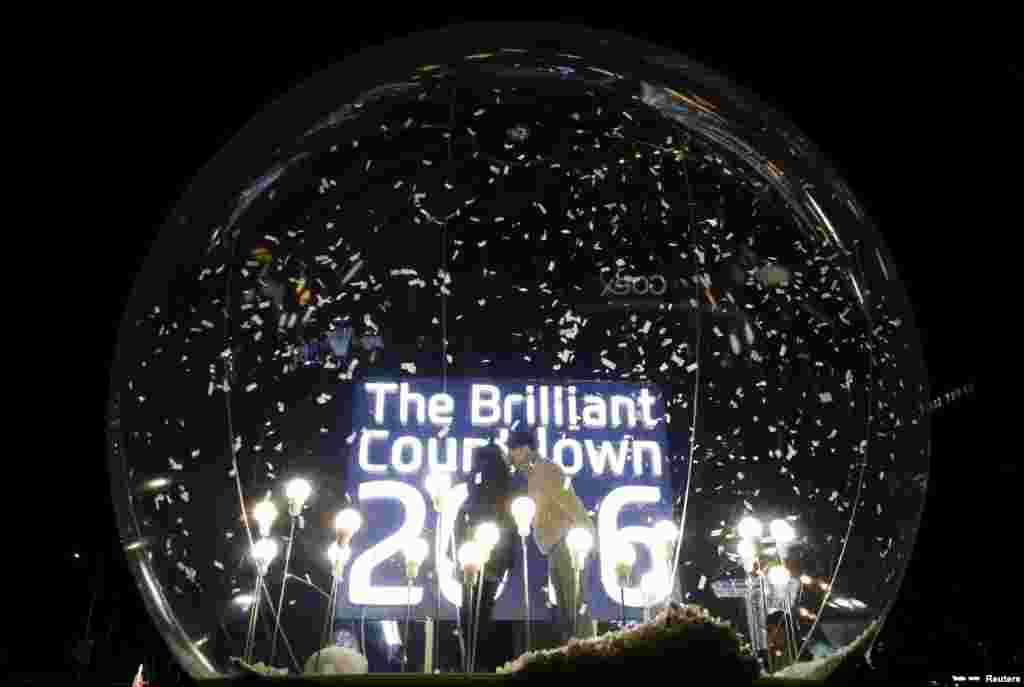 A couple kisses inside a giant inflatable ball during a countdown event to celebrate New Year in Seoul, South Korea, Dec.31, 2015.