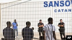Beberapa migran di bawah umur diizinkan untuk turun dari kapal Open Arms, yang berlabuh di pulau liburan dan nelayan Sisilia di Lampedusa, Italia selatan. (Foto: AP)