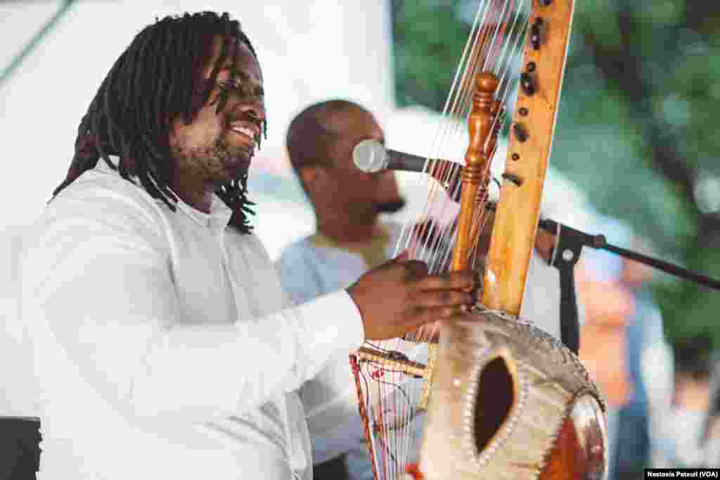 Le musicien Amadou Kouyate joue de la kora à Dance Place, à Washington D.C., le 5 juin 2017. (VOA/Nastasia Peteuil)