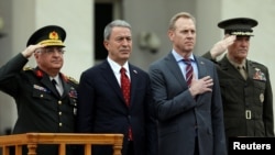 Turkiya Mudofaa vaziri Xulusi Akar (chapdan ikkinchi) va AQSh Mudofaa vaziri vazifasini bajaruvchi Patrik Shanaxanning (o'ngdan ikkinchi) Pentagondagi uchrashuvi. 22-fevral, 2019.