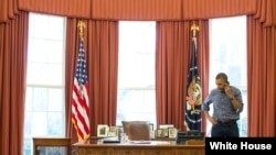 Presiden AS Barack Obama berbicara di telepon dalam Ruang Oval dengan Presiden Rusia Vladimir Putin mengenai situasi di Ukraina (1/3).