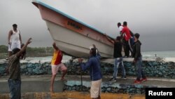 Ljudi izvlače brod iz mora pred dolazak tropske oluje Fred u Santa Domingu, Dominikanska Republika, 11. avgusta 2021.