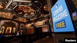 Para pengunjung menerima vaksin COVID-19 dengan berhadiah undian tiket nonton "Hamilton" di Pantages theatre di Los Angeles, California, AS, 12 Juni 2021. 