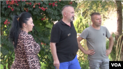 Stanari zgrade "A" u Lapljem Selu, u razgovoru sa dopsinikom Glasa Amerike (Foto: VOA)