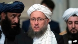 Anggota tim perunding Taliban, Abdul Salam Hanafi, (tengah) dalam perundingan perdamaian di Moskow, Rusia, 6 Februari 2019. (Foto: dok).