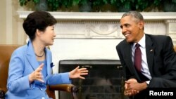 지난해 10월 미국을 방문한 박근혜 한국 대통령(왼쪽)이 백악관 집무실에서 바락 오바마 미국 대통령과 담화를 나누고 있다. (자료사진진)