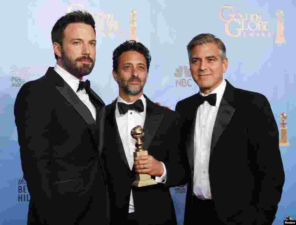 Produser dan sutradara Ben Affleck (kanan) berpose bersama para produser film &quot;Argo&quot; Grant Heslov (tengah) dan George Clooney setelah Affleck meraih penghargaan sebagai sutradara terbaik dan fil &quot;Argo&quot; memperoleh penghargaan sebagai film Drama Terbaik dalam ajang Golden Globe Awards ke-70&nbsp;di Beverly Hills, California, 13 Januari 2013. (REUTERS/Lucy Nicholson)