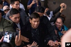 แฟ้มภาพ: อดีตปธน.โรดริโก ดูเตรเต แห่งฟิลิปปินส์ เดินทางมาถึงสนามกีฬาในฮ่องกง เพื่อร่วมงานที่จัดโดยแรงงานฟิลิปปินส์ในฮ่องกง เมื่อวันอาทิตย์ที่ 9 มี.ค. 2568