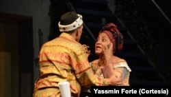 Graça Silva, actriz moçambicana, em acção; Adelino Branquinho, de Costas. Foto: Yassmin Forte