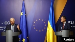 Šef EU za spoljnu politiku Žozep Borelj i ukrajinski ministar spoljnih poslova Dmitro Kuleba na konferenciji za novinare u Kijevu, 2. oktobra 2023. (Foto: Rojters/Valentyn Ogirenko)