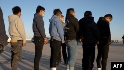 Pihak berwenang AS melakukan penangkapan terhadap beberapa imigran tanpa dokumen Fort Bliss, Texas (foto: ilustrasi). 