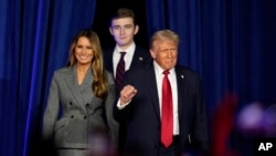 Доналд Трамп на изборната ноќ, во придружба на Меланија Трамп и синот Барон, Флорида 6 ноември, 2024