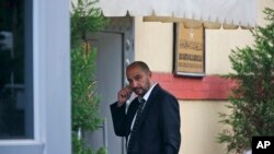 Seorang petugas keamanan di luar konsulat Arab Saudi di Istanbul, 20 Oktober 2018. Aran Saudi mengklaim wartawan Saudi journalist Jamal Khashoggi tewas dalam perkelahian di konsulat.