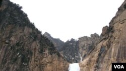 Air terjun Kuryong yang terletak di obyek wisata Gunung Kumgang di Korea Utara, tak jauh perbatasan Korea Selatan.