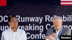 菲律宾国防部长卡利托‧加尔维斯（Carlito Galvez，左）与美国空军部长肯德尔2023年3月20日出席美国投资的巴萨空军基地飞机跑道修复工程的动工仪式。（路透社）