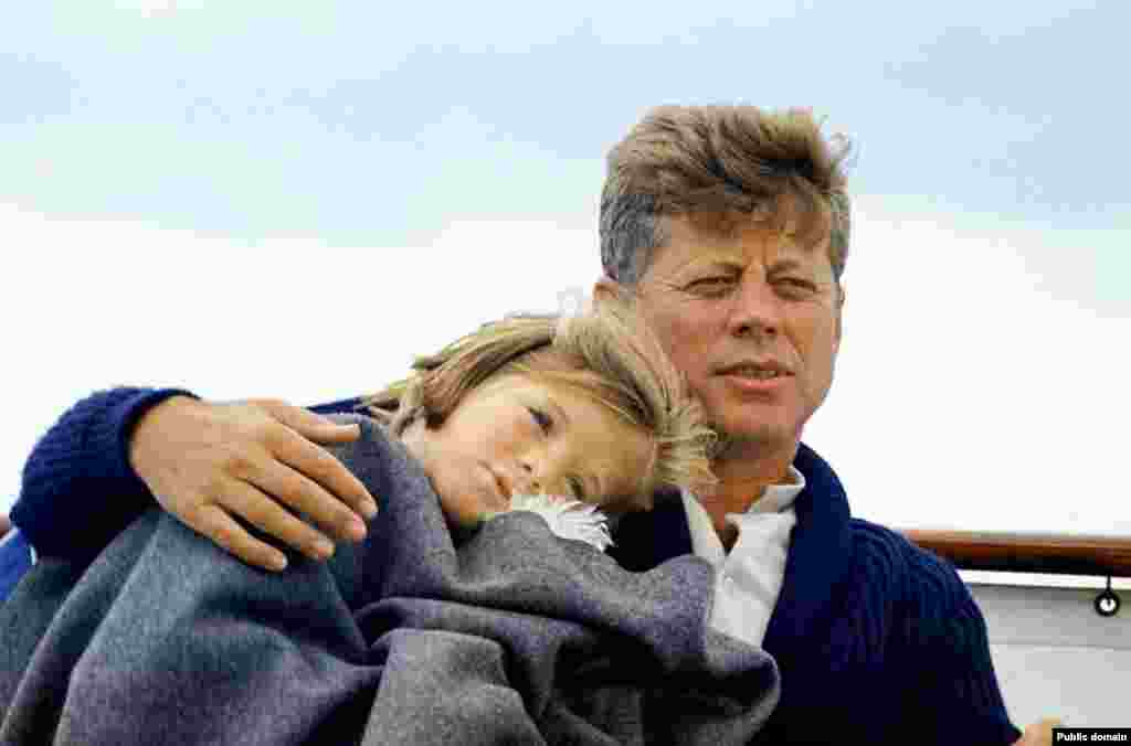 Kennedi qizi Karolin bilan, 1963