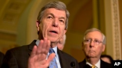 Senator Roy Blunt (kiri), didampingi Senator Mitch McConnell memberikan keterangan kepada media mengenai pendanaan bagi upaya memerangi virus zika di Capitol Hill, Selasa (17/5).