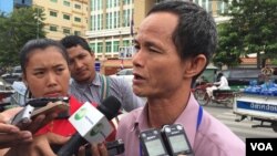 រូប​ឯកសារ៖ លោក​ ជូង ជូងី មេធាវី​ការពារ​ក្តី​ឲ្យ​លោក គឹម សុខ ថ្លែង​ប្រាប់​អ្នកសារព័ត៌មាន​នៅ​ខាង​មុខ​សាលា​ដំបូង​រាជធានី​ភ្នំពេញ​ទី១៨ ខែកក្កដា ឆ្នាំ២០១៧។ (កាន់ វិច្ឆិកា/ VOA)