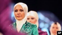 Para model memakai baju Muslim koleksi sebuah rumah mode di Turki. (Photo: AP)