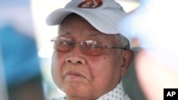 លោក ជា ស៊ីម ប្រធាន​ព្រឹទ្ធសភាជាតិ និង​ប្រធាន​គណបក្ស​ប្រជាជន​កម្ពុជា​ចូលរួម​ក្នុង​យុទ្ធនាការ​បោះឆ្នោត​ថ្ងៃ​ចុង​ក្រោយ​កាលពី​ថ្ងៃទី២៨ ខែ​កក្កដា ឆ្នាំ​២០១៣ នៅ​ទីក្រុង​ភ្នំពេញ។ 