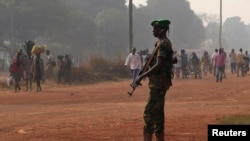 Chadian soldier from African Union peacekeeping mission to Central African Republic on guard in Bangui, Jan. 7, 2014.