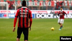 Pemain AC Milan Kevin Prince Boateng (kiri) mengenakan kostum anti diskriminasi dalam pemanasan sebelum pertandingan di Milan (foto: dok). 