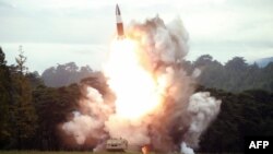 북한이 지난 16일 신형 무기를 시험발사했다며 공개한 사진. 