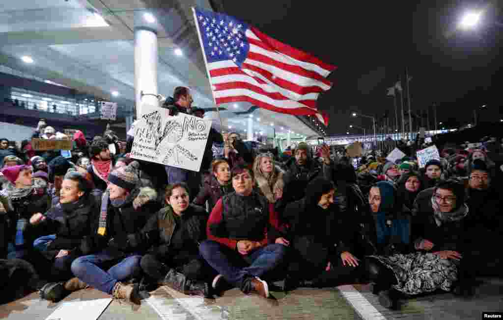 Demonstrasi terhadap larangan imigrasi Presiden AS Donald Trump di bandar udara O&#39;Hare di Chicago, Illinois (28/1).&nbsp;(Reuters/Kamil Krzaczynski)