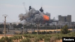 រូបឯកសារ៖ ផ្សែង​ចេញ​ពីការ​​ប្រយុទ្ធរបស់​កង​កម្លាំង​ជម្រុះ​ទៅ​លើ​ក្រុង​ Manbij ដែល​ជា​ទីតាំង​របស់​ក្រុម​រដ្ឋ​ឥស្លាម​ នៅ​ក្នុង​តំបន់​របស់​ក្រុង​ Aleppo ប្រទេស​ស៊ីរី។