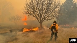 Vatrogasac u blizini Amarila, u Teksasu (Flower Mound Fire Department / AFP)
