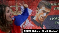 Detalj sa protesta podrške Novaku Đokoviću pred hotelom u kom prvi reket sveta čeka rešenje žalbe na zabranu ulaska u Australiju (Foto: REUTERS/Loren Elliott)