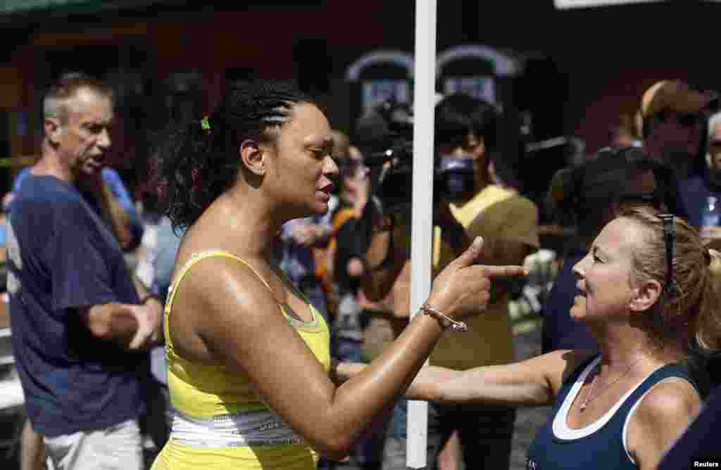 Sondra Fifer (C) confronts demonstrators supporting Ferguson Police officer Darren Wilson during a rally in St. Louis, Missouri, Aug. 23, 2014.