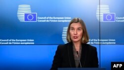 페데리카 모게리니 외교·안보 고위대표가 지난달 강경화 한국 외교장관의 공동 기자회견에서, 북한이 비핵화 할 때까지 최대 압박과 제재 이행 의지를 밝혔다.