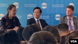 លោកស្រី Piper Campbell អតីត​ភារធារី​អាមេរិក​ប្រចាំ​អាស៊ាន លោក​ឯកអគ្គរដ្ឋទូត Ha Kim Ngoc និង​លោក Randall Schriver ឧបការី​រដ្ឋមន្ត្រី​ក្រសួង​ការពារ​ប្រទេស​អាមេរិក នៅ​ឯវេទិកា​ការទូត​នៃ​ប្រទេស​តំបន់​ទន្លេ​មេគង្គ នៅ​រដ្ឋធានី​វ៉ាស៊ីនតោន កាលពី​ដើម​ខែមិថុនា ឆ្នាំ ២០១៩។ (សុខ ខេមរា/VOA)