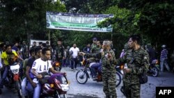 Anggota Front Pembebasan Islam Moro (MILF) mengamankan Kamp Darapanan di Sultan Kudarat, Maguindanao di pulau Mindanao selatan, 29 Juli 2018. (Foto: dok).