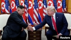 도널드 트럼프 미국 대통령과 김정은 북한 국무위원장이 지난 6월 30일 판문점 남측 '자유의 집'에서 만나 악수하고 있다. 
