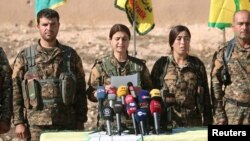 Para komandan Pasukan Demokrat Suriah menghadiri konferensi pers (6/11). Ain Issa, Kegubernuran Raqqa, Suriah. (foto: REUTERS/Rodi Said)