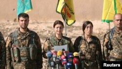 Komandan Pasukan Demokrasi Suriah (SDF) dalam keterangan pers di Ain Issa, Raqqa, Suriah, 6 November 2016. 
