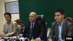 លោក អ៊ុក គឹមសេង អ្នកនាំពាក្យ​ក្រសួង​ព័ត៌មាន ថ្លែង​ក្នុង​សន្និសីទ​សារព័ត៌មាន​ស្តីពី «ការចោទ​ប្រកាន់​របស់វិទ្យុ​អាស៊ីសេរី​ពាក់ព័ន្ធ​ការបិទការិយាល័យ​របស់​ខ្លួន​នៅ​ព្រះរាជាណាចក្រ​កម្ពុជា» ​នៅ​ក្រសួង​ព័ត៌មាន ថ្ងៃ​ទី១៥ ខែកញ្ញា ឆ្នាំ២០១៧៕(កាន់ វិច្ឆិកា/VOA)