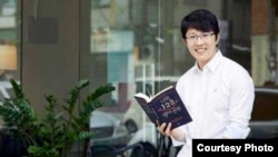 영어학습서를 펴낸 탈북자 이성주 씨. 풀브라이트의 지원으로 미 동부의 한 대학에서 유학 중이다.