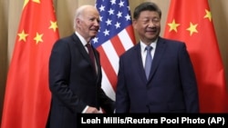 Presiden Amerika Joe Biden dan Presiden China Xi Jinping sebelum pertemuan bilateral di Lima, Peru, Sabtu, 15 November 2024. (Foto: Leah Mills/Reuters Pool via AP)
