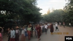 Burmese monks take part in a protest march against a Chinese-backed copper mine, Monywa Burma, November 21, 2012. (VOA Burmese Service) 