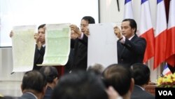 ផែន​ទី​ដែល​ទទួល​បាន​ពី​ពី​​ស្ថានទូត​បារាំង​ ត្រូវ​បាន​បង្ហាញ​នៅ​ក្នុង​ពិធី​ប្រគល់​ ទទួល​ និង​ផ្ទៀង​ផ្ទាត់​​ នៅ​វិមាន​សន្តិភាព​ កាល​ពី​ថ្ងៃ​ទី០៣​ ខែ​កញ្ញា​ ឆ្នាំ​២០១៥។ (ហ៊ាន​ សុជាតា/VOA)